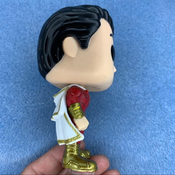 Funko POP! Heroes: #260 Shazam - Shazam Vinyl Figure - Picture 4 of 5